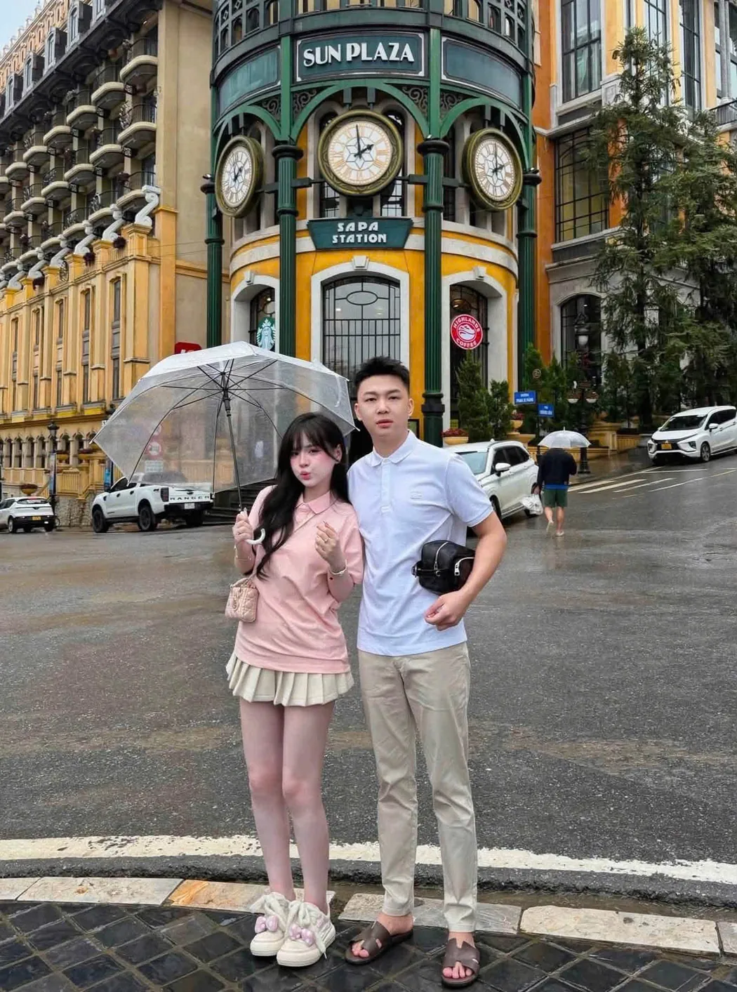 Gợi ý trang phục nam với polo sáng màu và quần be trong ảnh cặp đôi.