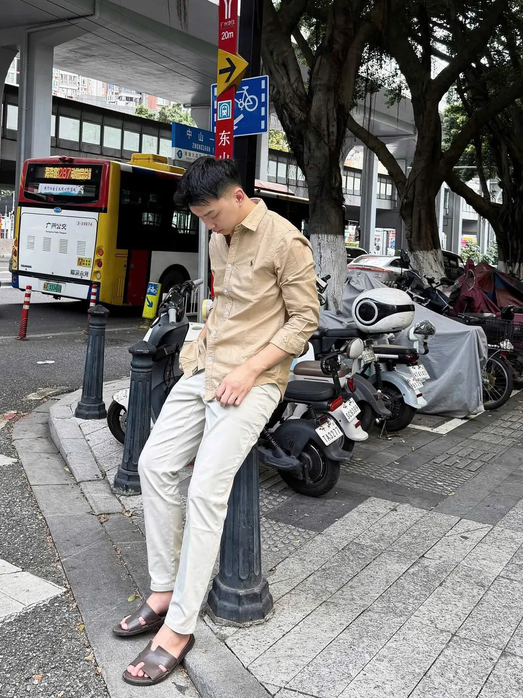 Gợi ý phối sơ mi be xắn tay và quần sáng màu.
